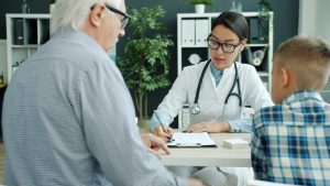 CÓMO ELEGIR EL MEJOR SEGURO DE SALUD EN COLOMBIA SEGÚN TU EDAD Y PRESUPUESTO