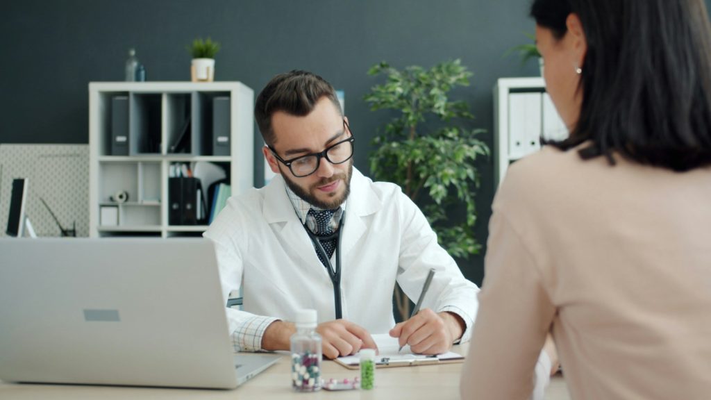 CÓMO ELEGIR EL MEJOR SEGURO DE SALUD EN COLOMBIA SEGÚN TU EDAD Y PRESUPUESTO